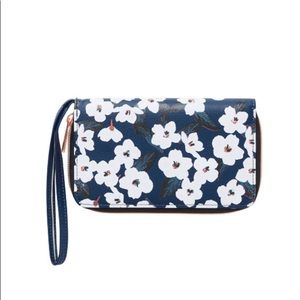 Avenue Wristlet/phone case NWT